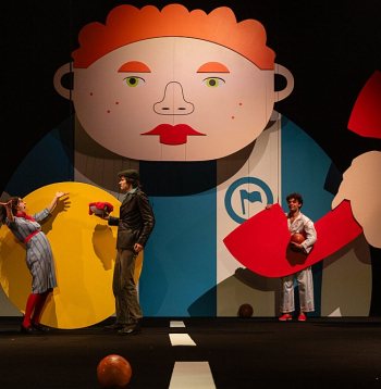 No kreisās: Ieva Estere Barkāne – ēdnīcas saimniece, Tomass Ralfs Ābolkalns – laupītājs Bernhards, Kārlis Dzintars Zahovskis – Maksītis Pihelšteinietis.