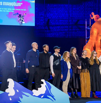 "Lielā Kristapa" balvu pasniegšanas ceremonijā kā Labākā filma šogad triumfēja Oskara Rupenheita "Tumšzilais evaņģēlijs" – stāsts par sistēmu, kurā kompromisi ar indivīda sirdsapziņu nav iespējami. Oskars Rupenheits ieguva Labākā spēlfilmas režisora titulu, bet filmas galvenā varoņa – ideālista Romāna Skultes – atveidotājs Raitis Stūrmanis tika atzīts par Labāko aktieri galvenajā lomā.