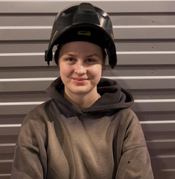 Laine sākotnēji nevienam neteica, ka vēlas strādāt par metinātāju. Bija bažas par stereotipiem un aizspriedumiem.