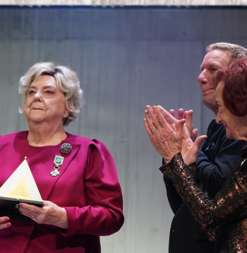 Balvas par mūža ieguldījumu skatuves mākslā saņēmējas, Dailes teātra aktrises Ilze Vazdika (no kreisās) un Lidija Pupure piedalās "Spēlmaņu nakts" apbalvošanas ceremonijā Valmieras Drāmas teātrī.