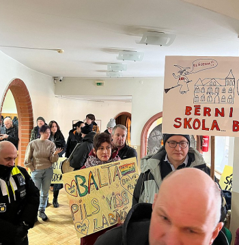 Baldones vecāki domes sēdē protestēja pret Ķekavas novada deputātu lēmumu Baldones sākumskolu pievienot vidusskolai.
