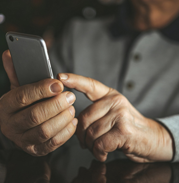 Ja Saeima atbalstīs Elektronisko sakaru likuma grozījumus, no 1. oktobra vairs nevarēs anonīmi iegādāties un izmantot priekšapmaksas SIM kartes. Tās būs jāreģistrē uz konkrētas personas vārda.