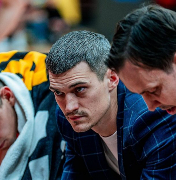 Rīgas "Zeļļu" stūri no Jura Umbraško (pa labi) pārņēmis Dāvis Čoders, debijas mačā Tallinā uzvarot "TalTech/ALEXELA".