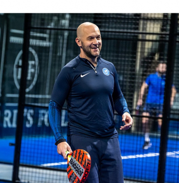 Viktors Morozs starpsezonā ar komandu uzspēlēja padel tenisu.