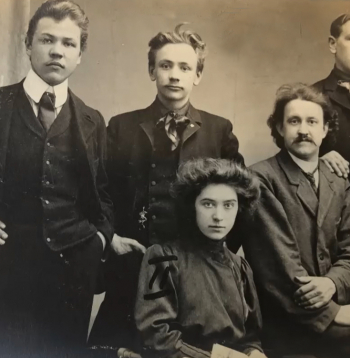 Londonas policijas arhīva foto parāda kaujinieku grupas vadītāju Jāni Luteru “Bobi” (no kreisās), kaujinieku Kristapu
Salniņu “Grišku”, kurš Helsinku uzbrukumā nepiedalījās, un
Jēkabu Dubelšteinu “Jēpi”. Vīrietis, kurš sēž, nav zināms.
Meitene ir revolucionāre, vēlāk gleznotāja Otīlija Leščinska (1884–1923).