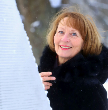 Latviešu teātra un kino aktrise, sertificēta astroloģe Akvelīna Līvmane.