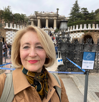 Raksta autore Ilze Pētersone pie Guela parka ieejas, kur uzraksts vēsta, ka visas biļetes pārdotas.