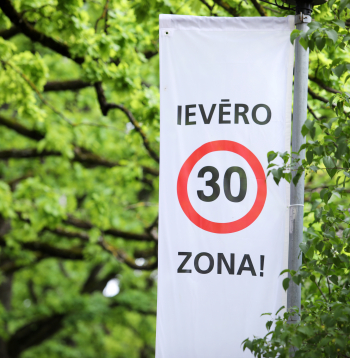 Ātruma ierobežojuma 30 kilometri stundā zīme.
