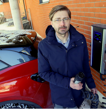 Saskaņā ar Ceļu satiksmes un drošības direkcijas datiem šā gada sākumā Latvijā bija reģistrēti vairāk par 14 300 elektriskajiem transporta līdzekļiem, informē direkcijas pārstāvis Mārtiņš Mālmeisters.