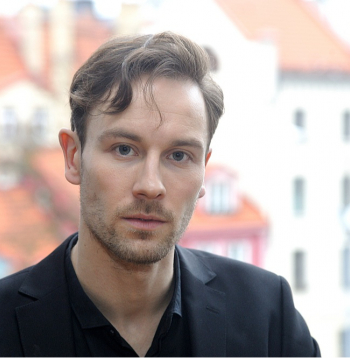 Maksims Busels: "Teātris ir foršs un vērtīgs, ja uz skatuves nebaidāmies atspoguļot aktualitāti, to nepiekrāsojot, nemēģinot darīt tikai tā, lai būtu skaisti, bet runāt tieši tā, kā ir – godīgi."