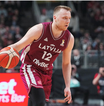 Artūrs Strautiņš pret Poliju aizvadīja savas labākās spēles izlasē, gūstot 27 un 20 punktus. Pirmajā mačā viņš 3,7 sekundes pirms beigām izvirzīja Latviju vadībā, taču uzvaru izrāva pretinieki.