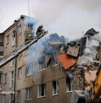 Krievijas raķešu triecienā Harkivai nogalināti desmit cilvēki.