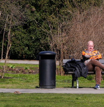 Vīrietis Vērmanes dārzā.