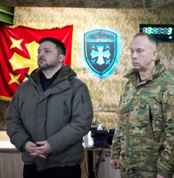 Volodimirs Zelenskis un nu jau bijušais Ukrainas armijas virspavēlnieks Oleksandrs Sirskis.