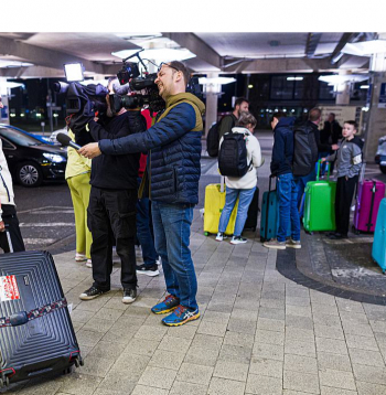 Tūristus, kas atgriežas no Apvienotajiem Arābu Emirātiem, lidostās sagaida ne tikai tuvinieki, bet arī mediji. Attēlā: Hanoveres lidostā Vācijā televīzijas žurnālists iztaujā ceļotāju, kas 7. martā atlidojis no Dubaijas.