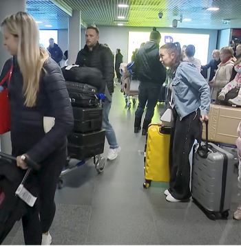 Pasažierus, kas ar repatriācijas reisiem no Apvienotajiem Arābu Emirātiem atgriezās Latvijā, Rīgas lidostā sagaidīja ne tikai tuvinieki, bet arī vairāki mediji. LTV aptaujātie pasažieri izteicās atzinīgi. "Viss bija labi. Ilgi, bet labi. Nejutos nedroši, bet tu nekad nezini, kā situācija var pasliktināties, un tāpēc mēs nolēmām, ka vajag braukt," teicis Aleksandrs. Pasažieris Jānis: "Viss bija labi un es nezinu, kas ir tie cilvēki, kas sūdzas. Tad jau viņi varēja palikt citur un sūdzēties. Viss bija labi organizēts. Mēs esam priecīgi, ka esam tikuši mājās." Pasažieris Mārtiņš stāstījis, kādas sajūtas bijušas Dubaijā: "Jā, bija dienas, kad bija sarežģītāk. Kaut kur bija kaut kādi ierobežojumi, bet visādi citādi tā ļoti pilsētā nevarēja izjust."