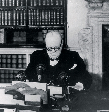 Vinstons Čērčils radiopārraidē paziņo par Otrā pasaules kara beigām 1945. gada 8. maijā. Vinstons Čērčils radiopārraidē paziņo par Otrā pasaules kara beigām 1945. gada 8. maijā.