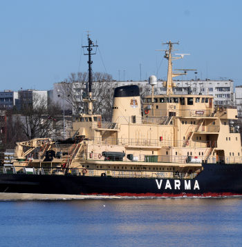 Ledlauzis "Varma" Rīgas brīvostā.