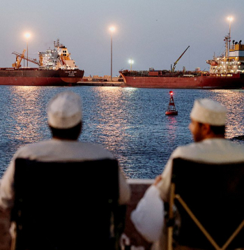 Kuģi Maskatas ostā Omānā. Pie Arābijas pussalas krastiem šobrīd karadarbības beigas gaida ap tūkstotis kuģu.