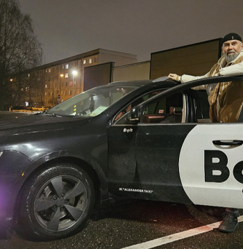 Mašīnu saglabāt tik svaigā formā nav bijis lēts darbs, atzīst auto saimnieks Aleksandrs.