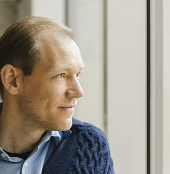 Īru un britu izcelsmes diriģents un pianists Džeimss Šerloks 2025./2026. gada sezonā debitē Dānijas Nacionālajā operā ("Traviata") un Norvēģijas Nacionālajā operā ("Lukrēcija"), pirmoreiz diriģē Tulūzas Nacionālo Kapitolijas orķestri un Orhūsas SO, kā arī atgriežas pie Latvijas Nacionālā simfoniskā orķestra, Odenses SO, Dānijas FO, Athelas Sinfonietta un Dānijas kamerorķestra.