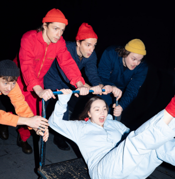 Grupa "Carnival Youth" un mūziķe Julianna.