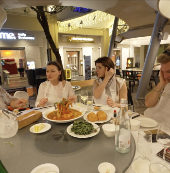 "Četri uz koferiem" Singapūras ekskluzīvajā jūras velšu restorānā. "Četri uz koferiem" Singapūras ekskluzīvajā jūras velšu restorānā.