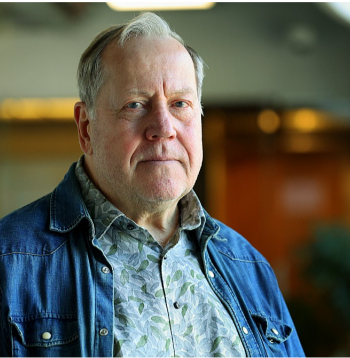 Latvijas Universitātes Medicīnas un dzīvības zinātņu fakultātes Ekoloģijas nodaļas vadošais pētnieks Jānis Priednieks: "Ir apsveicami, ka vēja parki tiek aprīkoti ar putnu automātiskās detekcijas sistēmām, kas sniedz iespēju samazināt, lai arī ne pilnībā novērst putnu bojāeju."