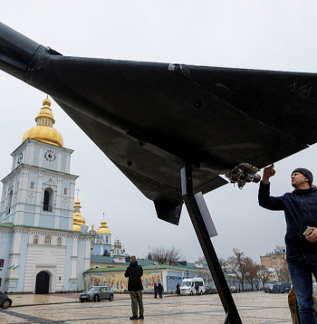 Kijivā izstādīts notriekts "Shahed" tipa Krievijas drons "Geran 2".