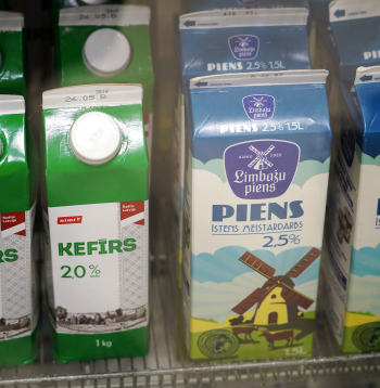 Piens un kefīrs veikala plauktā.