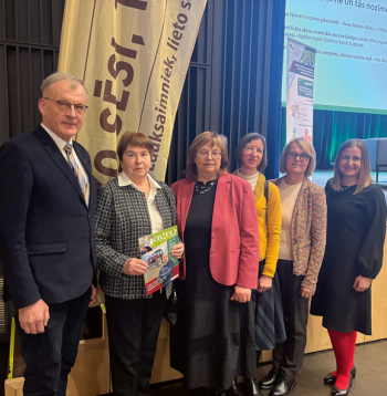 Kongresa starpbrīdī "Agro Tops" pulcēja selekcionārus, kas pērn reģistrēja jaunas augu šķirnes un ZS Kalna Smīdes 1 saimnieku Jāni Sietiņsonu (no kreisās). Viņš par ieguldījumu sēklaudzēšanas nozarē pērn saņēma Latvijas selekcijas nozares pamatlicēja Jāņa Lielmaņa balvu. Tālāk selekcionāres Vija Strazdiņa, Ilze Skrabule, Linda Legzdiņa, Māra Bleidere un Ilze Dimante.