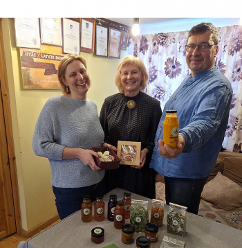 Saimniekojot piemājas saimniecībā "Padegas", Icaku ģimene – Sandra Icaka (vidū) ar vīru Arti un meitu Aelitu – daļu ražas, kas audzēta, izmantojot bioloģiskās audzēšanas metodes, pārvērš veselīgos un gardos produktos – šoziem tapuši krāsaini zefīri dažādu ziedu formā.