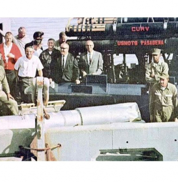 Izceltā ūdeņraža bumba (pelēkā krāsā) uz ASV kuģa klāja.