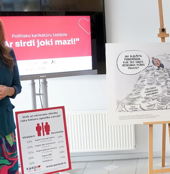 Pacientu organizācija "ParSirdi.lv" jau senāk dažādos veidos centusies pievērst amatpersonu uzmanību tam, lai taptu sirds veselības uzlabošanas plāns. Attēlā – "ParSirdi.lv" vadītāja Inese Mauriņa Gata Šļūkas politisko karikatūru izstādē "Ar sirdi joki mazi" atklāšanas pasākumā Vidzemes slimnīcā 2025. gada 10. oktobrī.