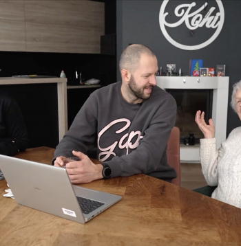 Vecmāmiņa Alvīne ciemojas pie Kohiem.