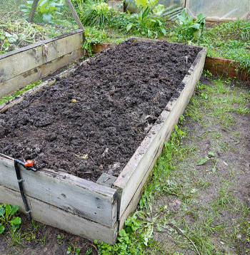 Ja komposts labi satrūdējis, ir tumšs, drupans un ar patīkamu zemes smaržu, to var izmantot kā vērtīgu pamatu augstajai dobei. 