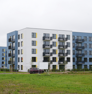 Jaunatklātās ar valsts atbalstu uzbūvētās zemas īres maksas daudzdzīvokļu dzīvojamās mājas Valmierā.