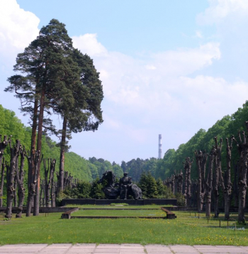 Piemineklis rakstniekam Vilim Lācim Rīgas 1. Meža kapos. 