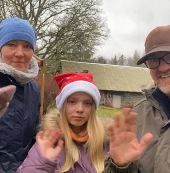 Gita, Nora un Garijs Dikinsoni pārcēlās uz Latviju no Lielbritānijas 2018. gadā.