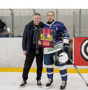 Hokejists Elviss Želubovskis (no labās) pēc Latvijas hokeja čempionātu rezultativitātes rekorda labojuma saņēma apsveikumus no iepriekšējā rekorda īpašnieka Aigara Razgala.