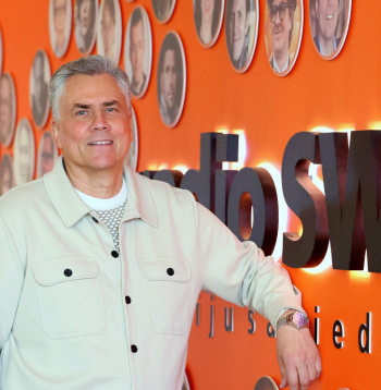 Jānis Šipkēvics
- radioraidījuma “Ar dziesmu par dzīvi” aizrautīgais vadītājs
un “Radio SWH” līdzīpašnieks un valdes priekšsēdētājs.