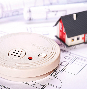 Dūmu detektori ir aprīkoti ar fotoelektronisku dūmu atpazīšanas ietaisi, kas ar skaņas signālu brīdina, ka telpā sasniegta konkrēta dūmu koncentrācija. 