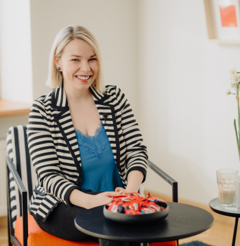 Dziedātāja Ieva Sutugova. Dziedātāja Ieva Sutugova.