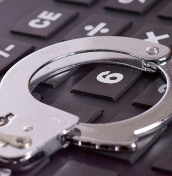 Organizēta personu grupa esot noslēgusi nelikumīgu slepenu vienošanos, lai iepriekš noteiktu, kurš uzvarēs publiskajos informācijas tehnoloģiju projektu iepirkumos.