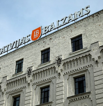 Vai "Amber Latvijas Balzams" būs dzīvotājs, to pagaidām grūti prognozēt. VID ir apņēmības pilns atgūt uzņēmuma 28 miljonu eiro nodokļu parādu, bet tā akciju cena biržā, iespējams, varētu augt ar nosacījumu, ka uzņēmums reāli atgūst lielu daļu izsniegto aizdevumu radniecīgajām sabiedrībām, kas, pēc ekspertu teiktā, ir lielākais aktīvs "Amber Latvijas balzama" bilancē. Vai "Amber Latvijas Balzams" būs dzīvotājs, to pagaidām grūti prognozēt. VID ir apņēmības pilns atgūt uzņēmuma 28 miljonu eiro nodokļu parādu, bet tā akciju cena biržā, iespējams, varētu augt ar nosacījumu, ka uzņēmums reāli atgūst lielu daļu izsniegto aizdevumu radniecīgajām sabiedrībām, kas, pēc ekspertu teiktā, ir lielākais aktīvs "Amber Latvijas balzama" bilancē.