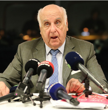 Etjēns Davinjons pēdējos gadu desmitos ieņēmis dažādus augstus amatus privātajā sektorā. Attēlā viņš redzams, 2018. gadā esot Beļģijas nacionālās lidsabiedrības "Brussels Airlines" direktoru padomes priekšsēdētāja amatā.