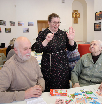 Rehabilitētājai Lienei Lizdikai netrūkst izdomas daudzveidīgiem prāta un roku vingrinājumiem, viņas sirsnību novērtējuši dienas centra klienti Ivars un Elvīra.