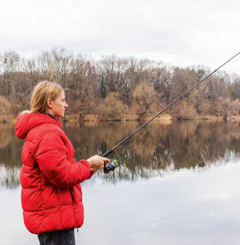 Makšķerēšana ezerā no krasta. Makšķerēšana ezerā no krasta.