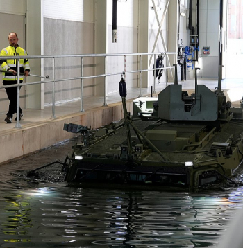 Eiropai neatliekami jāpastiprina sava militārā ražošana. Attēlā: "Patria" 6x6 bruņumašīnas izmēģinājumu demonstrējums ražotnē Valmierā.