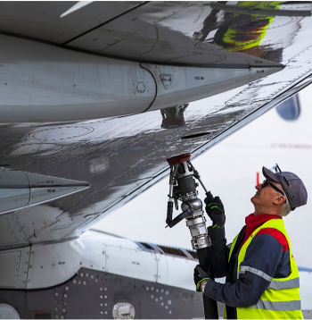 Degviela parasti veido 20–40% no aviokompāniju darbības izmaksām. Tāpēc, ja degviela joprojām saglabāsies dārga un tās cena augs vēl, tad sagaidāms, ka sadārdzināsies arī biļešu cenas.